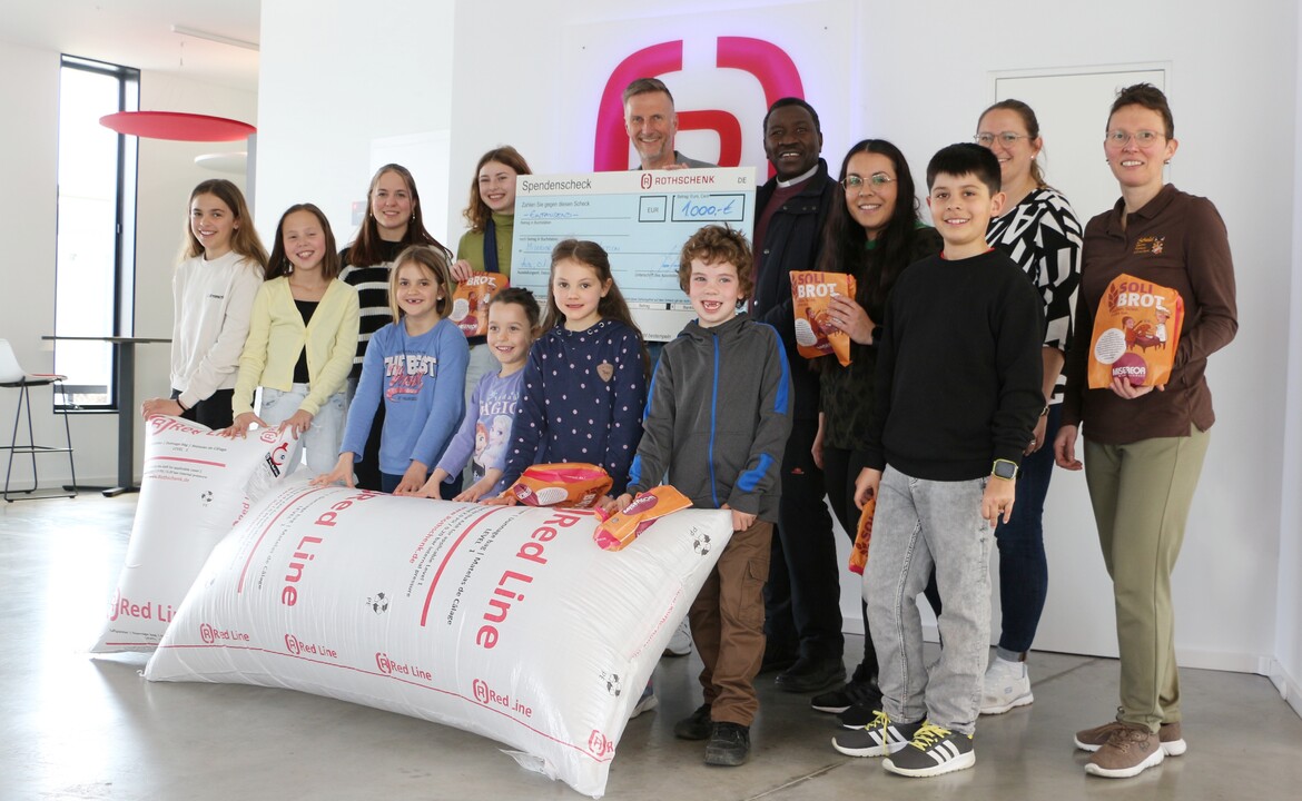 Foto: © Thomas Bauer (Fa. Rothschenk GmbH). Auf dem Bild: die Kinder der Kinderkirche, Geschäftsführer der Fa. Rothschenk GmbH Torsten Urban, Pfarrer Francois Tiando und das Kinderkirchen-Team.